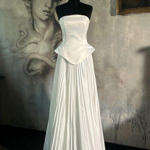 Robe de mariée spectaculaire de la Renaissance : corset basque vintage en satin taille basse, fourreau plissé, ivoire, sur mesure