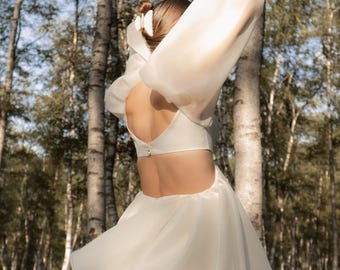 Abito corto in organza bianca, mini abito da sposa con maniche a sbuffo, abito da ricevimento nuziale con intagli.