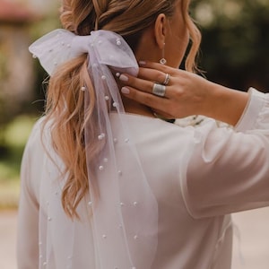 White bow wedding hair accessory, Tulle bridal veil, Pearl veil clip, Pearl veil short, Tulle hair bow for bride, Bow veil