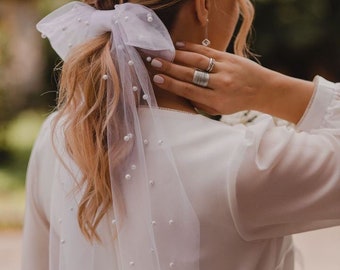 White bow wedding hair accessory, Tulle bridal veil, Pearl veil clip, Pearl veil short, Tulle hair bow for bride, Bow veil