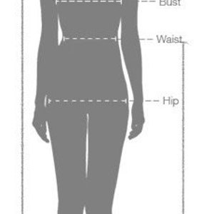 Puede incluir: Diagrama que muestra c&oacute;mo medir el busto, la cintura, la cadera y la longitud de la falda desde la cintura hasta el suelo. Las medidas se toman en una silueta de una persona de pie con los pies juntos.