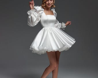 Kurzes Brautkleid mit Puffigen Langen Ärmeln, Garten Brautkleid, Romantisches Elopement, Empfang