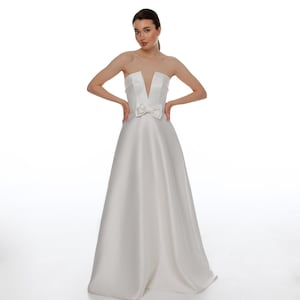 シンプルなサテンのウェディングドレス：プランジネック、ストラップレスAラインのウェディングドレス、リボン付き、カスタム