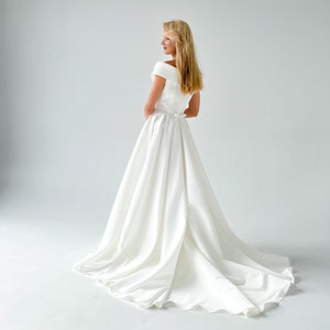Robe de mariée royale, Robe de mariée en mikado, Robe de mariée à épaules dénudées, Robe minimaliste avec traine Prusse