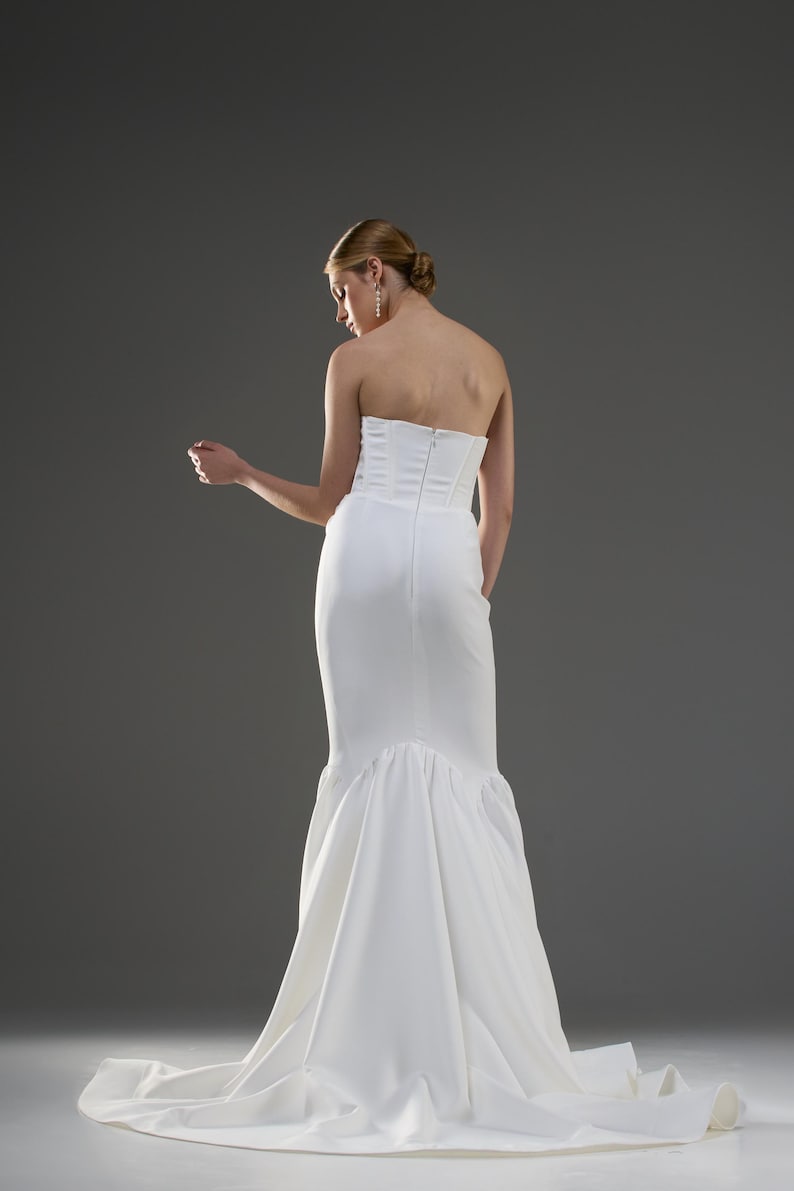 Robe de mariée sirène en dentelle féerique bustier