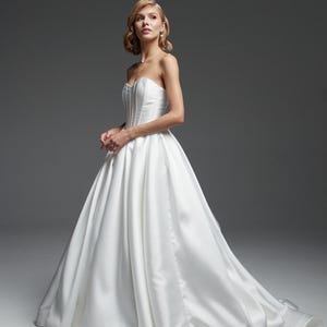 Robe de mariée en mikado, robe de mariée taille basse, élégante robe de bal corset, robe de mariée minimaliste sans bretelles Gabby