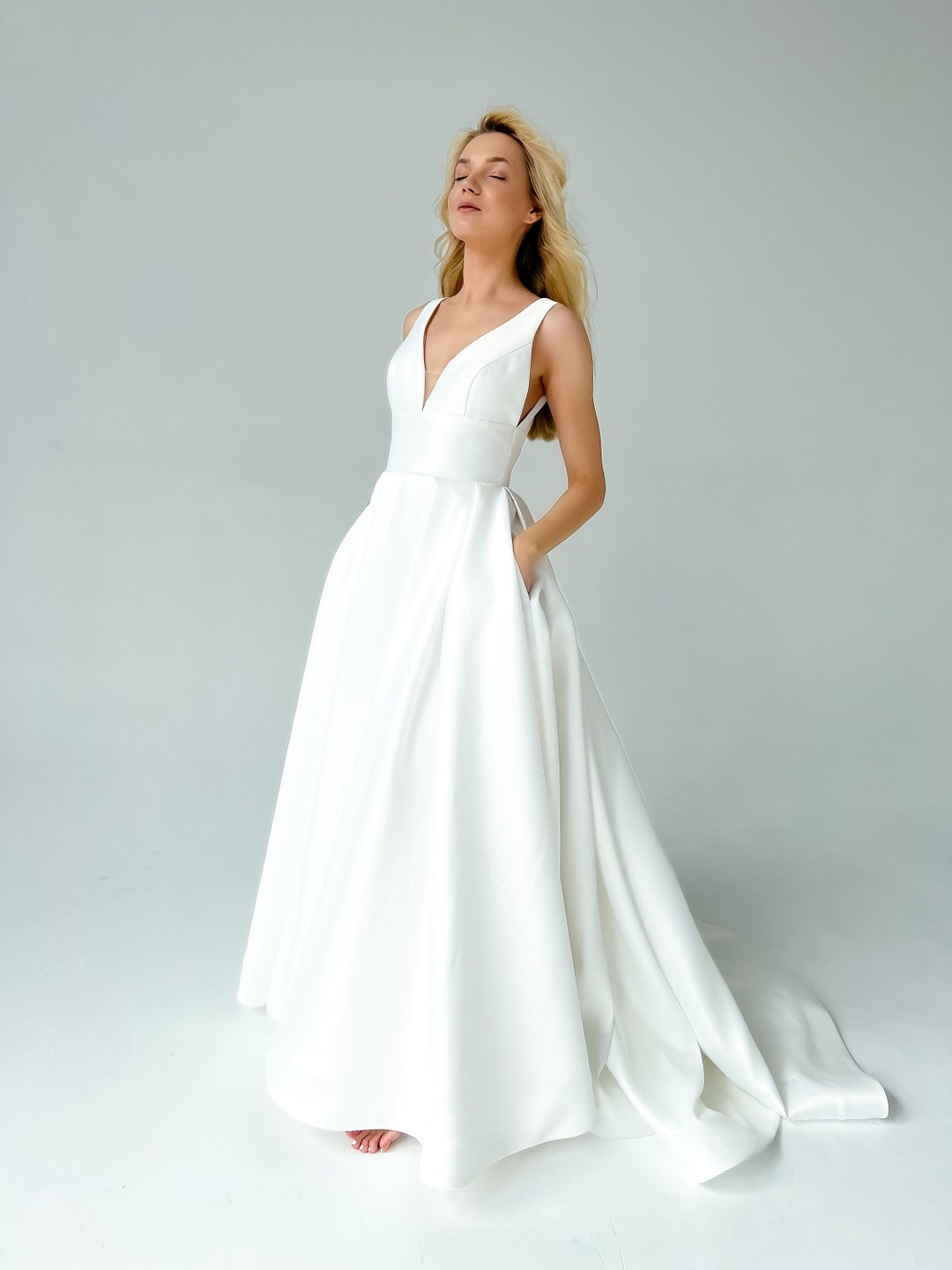 Elegante vestido de novia de crepé real, vestido clásico de corte
