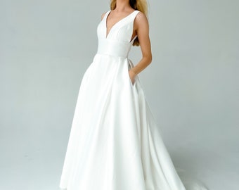 Robe de mariée élégante en crêpe royale, robe de mariée classique en ligne A, robe de mariée simple avec dos ouvert, robe de mariée décolleté en forme de V