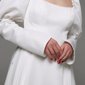 Vestido de novia modesto con escote cuadrado, vestido de novia bohemio de manga larga abullonada con abertura. imagen 4