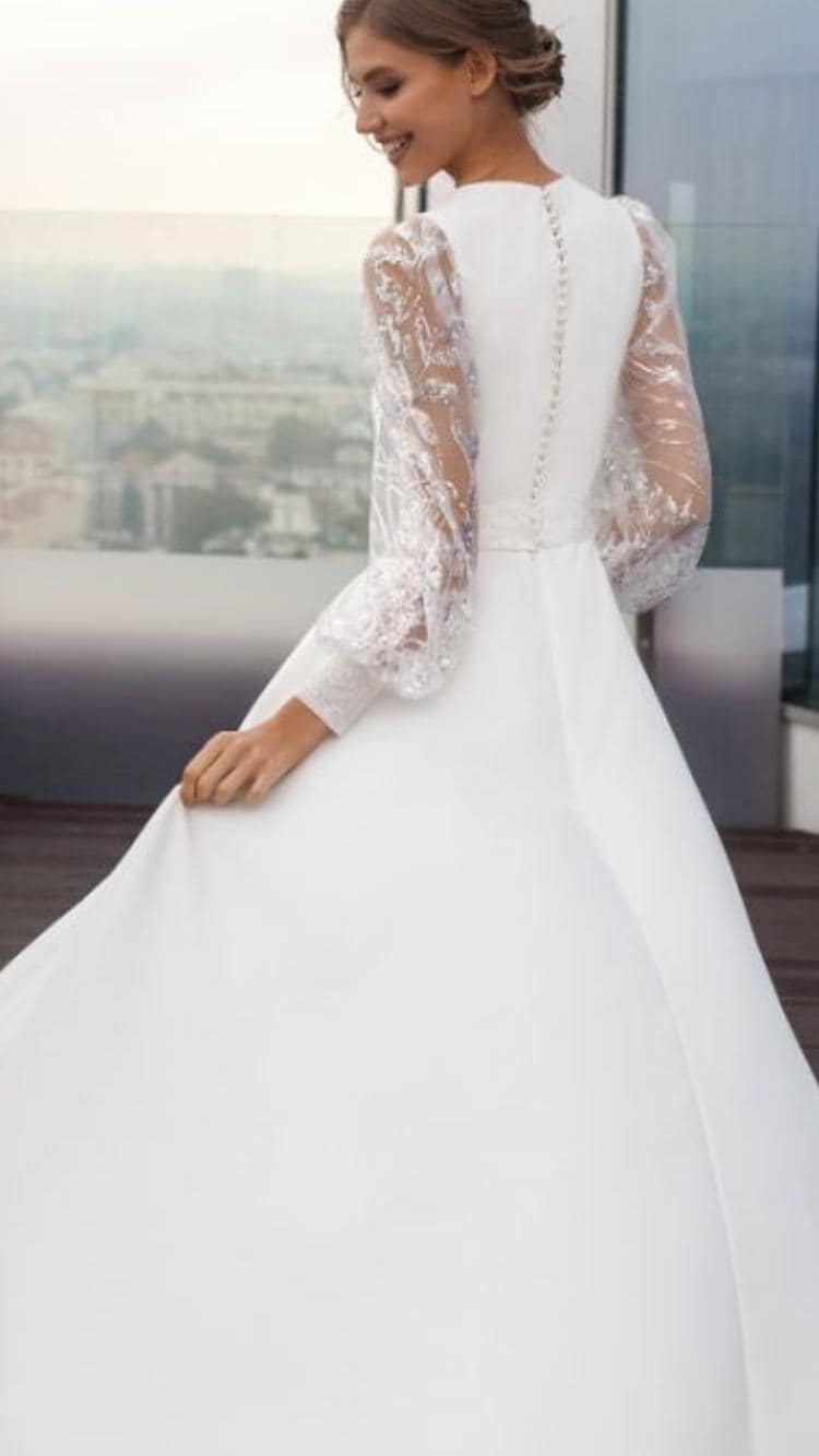 Robe de mariée bohème dentelle florale manches bishop sequins
