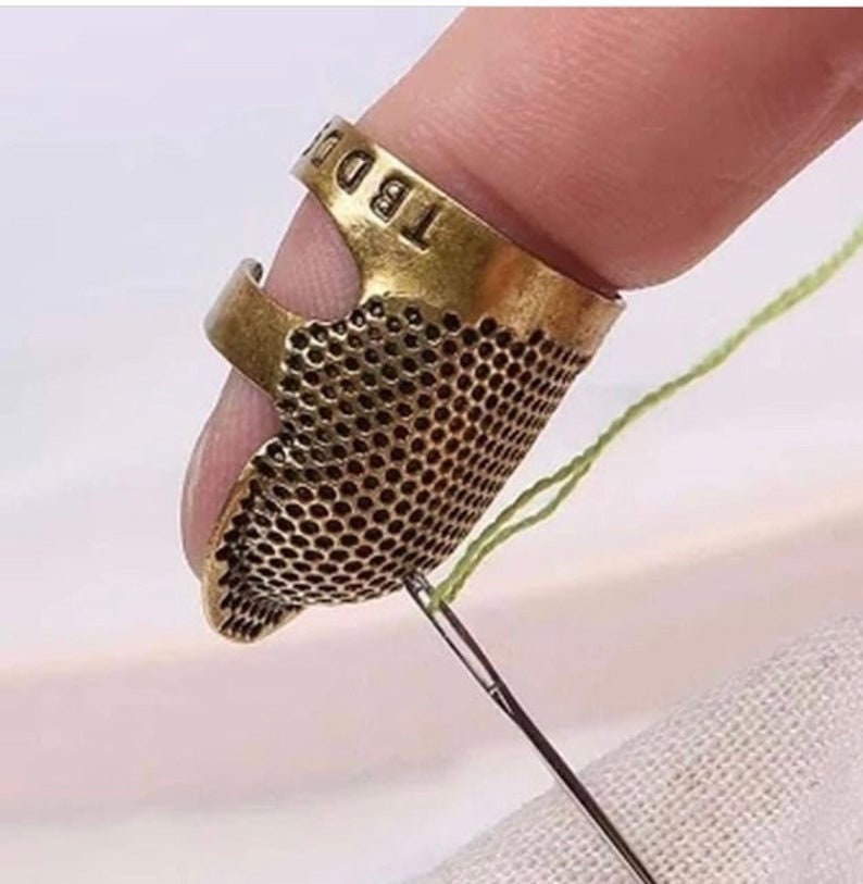 Sewing Thimble Finger Protector, Leather Thimble Sewing Thimble Finger  Protector with Coin Thimble Pad for Hand Sewing Quilting Knitting(M) :  : Home & Kitchen