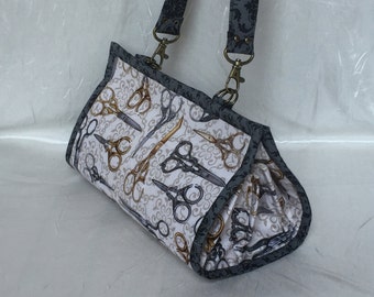 Small sewing clutch with detachable shoulder strap, 3 zippered pockets and 2 magnetic invisible snaps