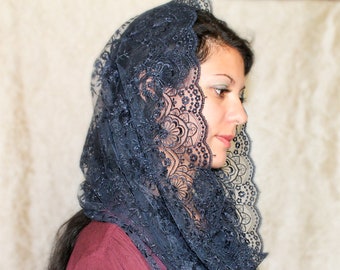 Velo infinito de encaje azul: Mantilla de la Iglesia Católica