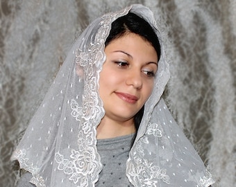 Mantilla de encaje blanco: cobertura para la cabeza en la Iglesia católica