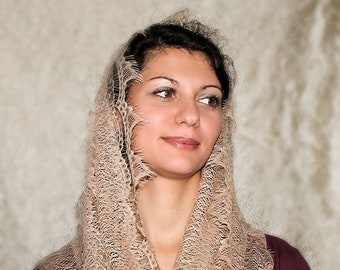 Voile mantille en dentelle beige : foulard religieux couvrant la tête