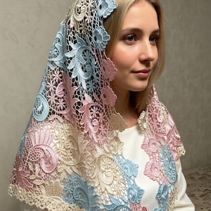 Puede incluir: Un juego de tres tazas de cerámica con un acabado mate moteado. Las tazas son en tonos crema, gris claro y gris oscuro. Cada taza tiene un diseño simple y minimalista y un asa redondeada.