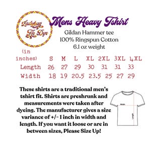K&ouml;nnte beinhalten: Gr&ouml;&szlig;entabelle f&uuml;r ein schweres Herren-T-Shirt aus 100 % Ringspinn-Baumwolle. Die Tabelle zeigt die L&auml;nge und Breite in Zoll f&uuml;r die Gr&ouml;&szlig;en S bis 4XL. Der Text besagt, dass die Shirts vorgewaschen sind und die Ma&szlig;e nach dem F&auml;rben genommen wurden. Der Hersteller erlaubt eine Abweichung von +/- 1 Zoll in Breite und L&auml;nge. Der Text besagt auch, dass Sie eine Nummer gr&ouml;&szlig;er w&auml;hlen sollten, wenn Sie eine lockere Passform w&uuml;nschen.