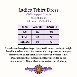 以下が含まれることがあります： 100%リングスパンコットン製、重量4.5オンスのVネックTシャツドレスのサイズ表。表にはS/M、L/XL、2XL/3XLのサイズが記載されており、幅はそれぞれ19、23、27インチ、長さは35、36、38インチとなっています。
