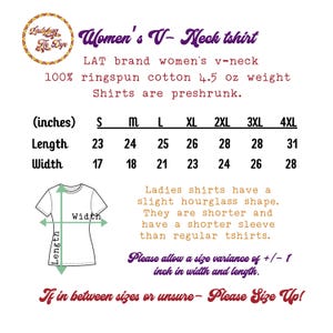 K&ouml;nnte beinhalten: Eine Gr&ouml;&szlig;entabelle f&uuml;r ein V-Ausschnitt-T-Shirt, die die Ma&szlig;e in Zoll f&uuml;r die Gr&ouml;&szlig;en S bis 4XL zeigt. Die Tabelle zeigt die L&auml;ngen- und Breitenma&szlig;e f&uuml;r jede Gr&ouml;&szlig;e. Der Text besagt, dass die Shirts aus 100% Ringspinn-Baumwolle hergestellt sind und vorgewaschen sind.