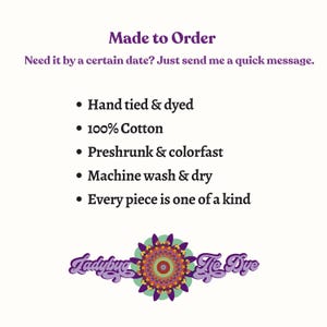 以下が含まれることがあります： 紫色のテキストで「Made to Order」および「Need it by a certain date? Just send me a quick message.」と書かれた白い情報グラフィック。箇条書きには「Hand tied & dyed」「100% Cotton」「Preshrunk & colorfast」「Machine wash & dry」「Every piece is one of a kind」と記載。下部には「Ladybug Tie Dye」のテキストが入ったカラフルなマンダラロゴ。