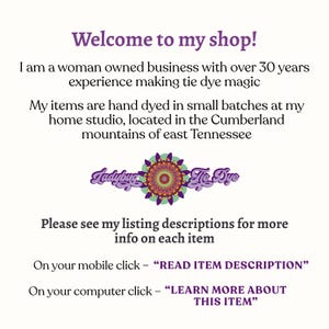 以下が含まれることがあります： Welcome to my shop, I am a woman owned business with over 30 years experience making tie dye magic, My items are hand dyed in small batchesと書かれた紫色のテキストがある白い情報看板で、説明を読むための指示が含まれています。