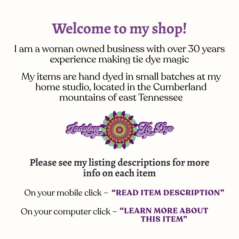 以下が含まれることがあります： Welcome to my shop, I am a woman owned business with over 30 years experience making tie dye magic, My items are hand dyed in small batchesと書かれた紫色のテキストがある白い情報看板で、説明を読むための指示が含まれています。