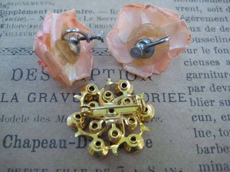 Vintage Jewelry Lot Earrings Screw On/'s Instant Collection Coordinating Wardrobe Set of 2 Costume Jewelry Orange Punch Brooch Lucite