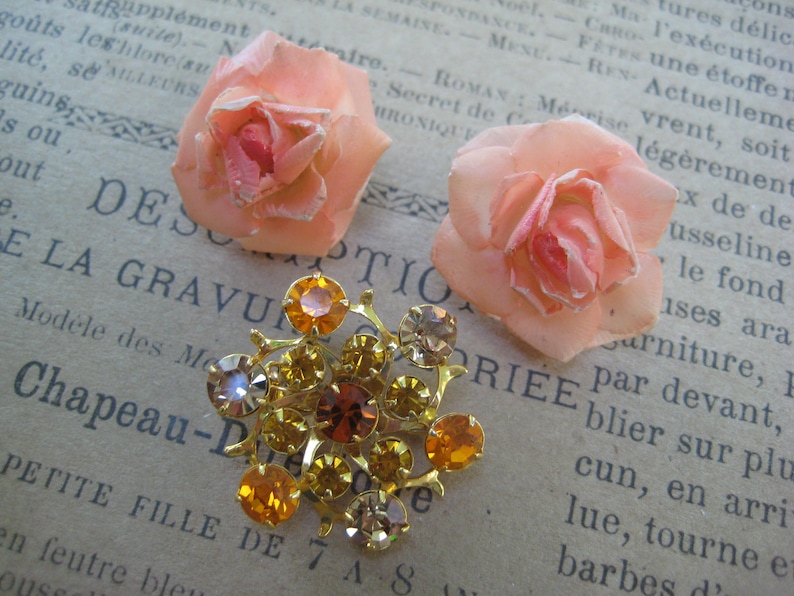 Vintage Jewelry Lot Earrings Screw On/'s Instant Collection Coordinating Wardrobe Set of 2 Costume Jewelry Orange Punch Brooch Lucite