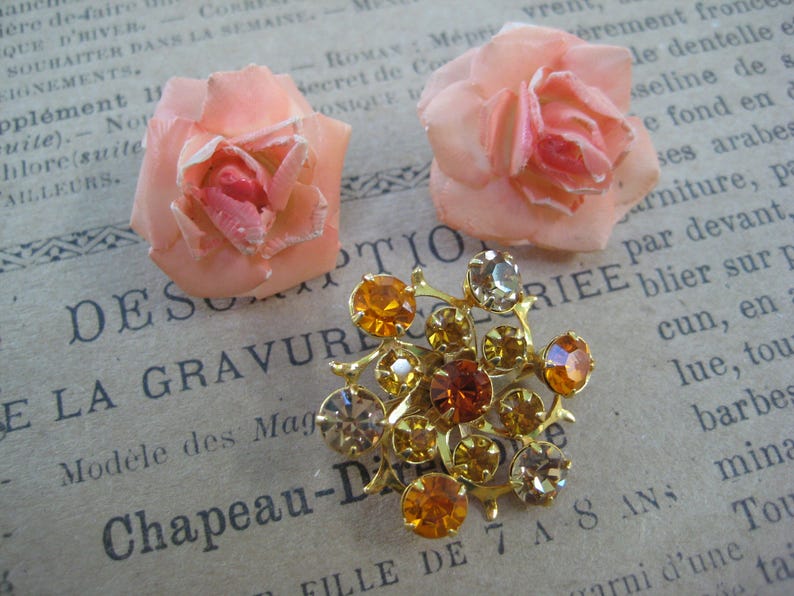Vintage Jewelry Lot Earrings Screw On/'s Instant Collection Coordinating Wardrobe Set of 2 Costume Jewelry Orange Punch Brooch Lucite