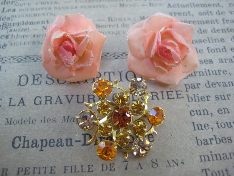 Vintage Jewelry Lot Earrings Screw On/'s Instant Collection Coordinating Wardrobe Set of 2 Costume Jewelry Orange Punch Brooch Lucite
