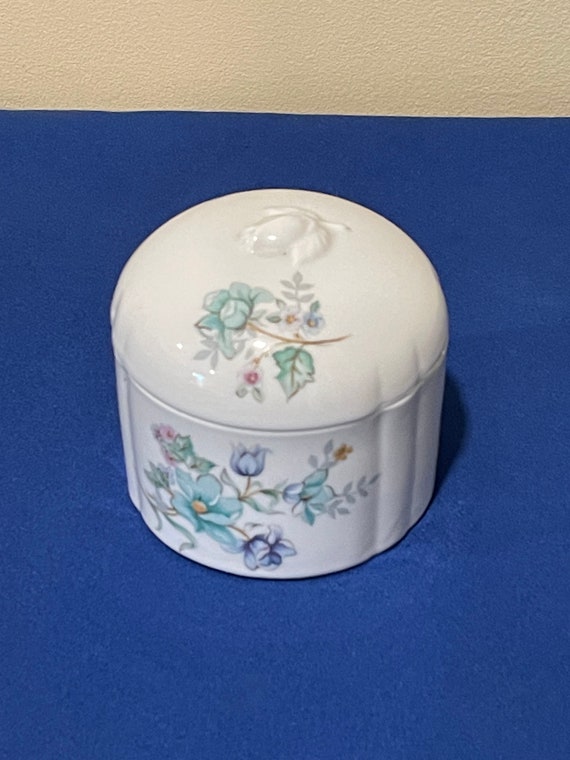 Vintage Elizabeth Arden Floral Ceramic Powder Box - image 1