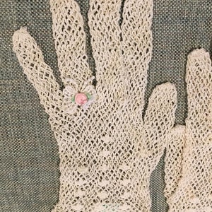 Vintage Nancie Tollin Girls Medium Gloves with Pink Flower Embellishment image 3
