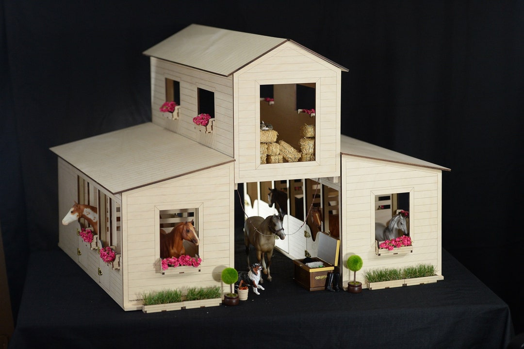 Breyer Horse Barn: 5-stall Center Aisle With Tack Room Hay Loft