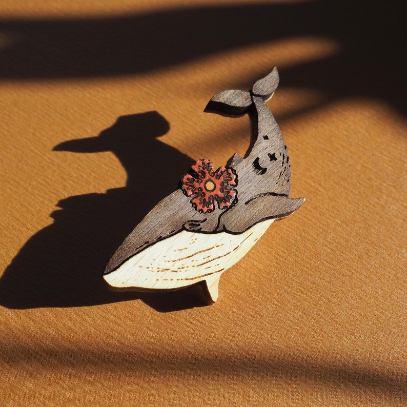 Broche wooden whale image 3