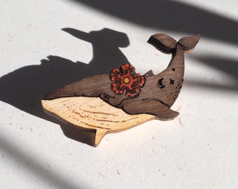 Broche wooden whale