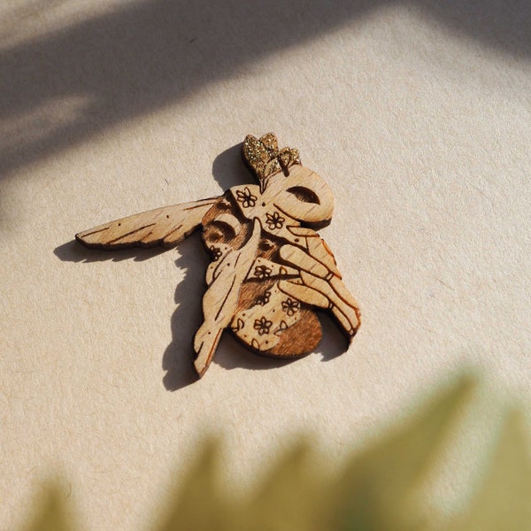 Broche en bois ABEILLE