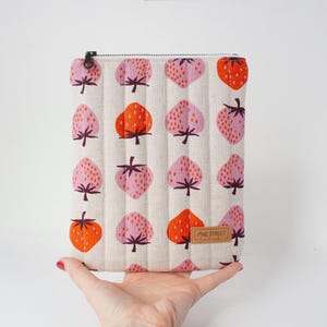 Quilted eReader Sleeve, Padded Kindle Case, Gift For Book Lovers Bild 7