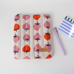 Quilted eReader Sleeve, Padded Kindle Case, Gift For Book Lovers Bild 3