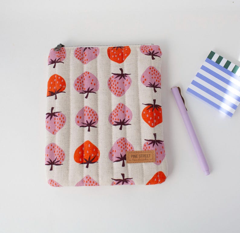 Quilted eReader Sleeve, Padded Kindle Case, Gift For Book Lovers Bild 3