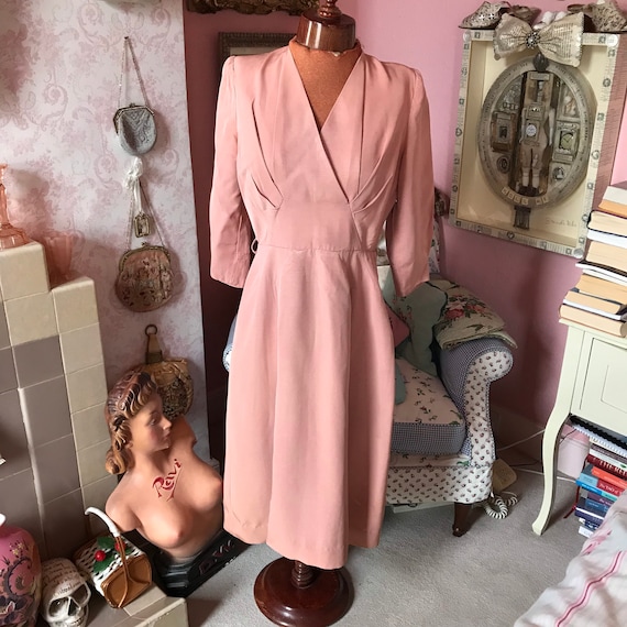 1940s dusky pink elegant rayon dress. W27”