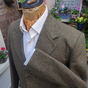 Chaqueta de tweed a prueba de espinas, hecha a medida, de los años 50, en verde oliva y esmeralda con motas amarillas. En excelente estado, parece nueva. Talla: 40 S aprox.