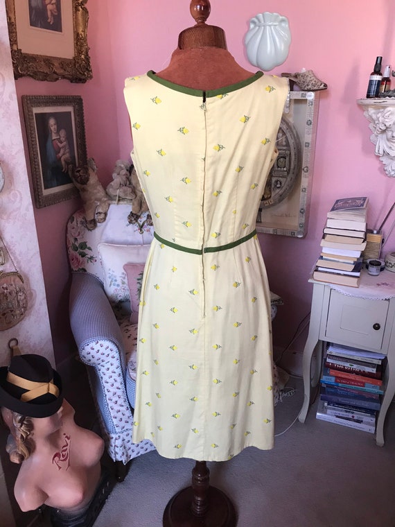 1950s yellow linen dress with embroidered flowers… - image 5