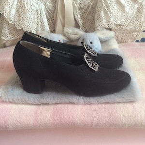 Vintage 1940s black suede mid healed shoes with perforated detail and micro beaded bow. Size 5 good width