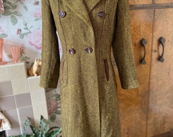 cc41 Cappotto in tweed giallo e marrone anni '40 con spalle forti. busto 38"