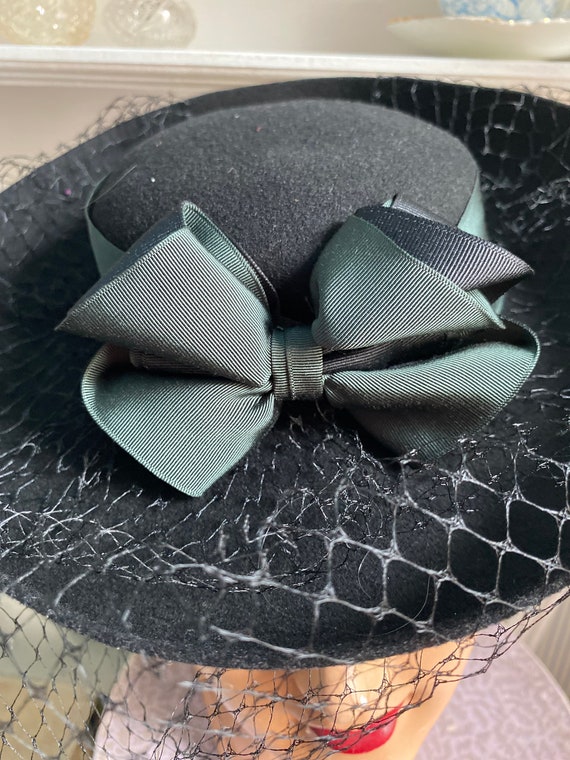 1940s black wool felt perch hat with green grey b… - image 5