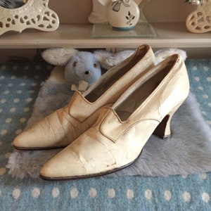 Edwardian women's shoes by Dorothy Dodds, in cream / off-white kidskin leather. Size: about a U.K. size 4 (length 9.25" / width 2.8")