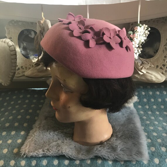 1940s pink wool felt hat with appliqué flowers. VG