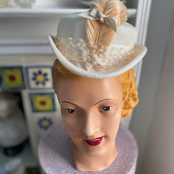Chapeau inclinable en sisal de paille crème blanche des années 1940 avec plumes et arcs. VGC.
