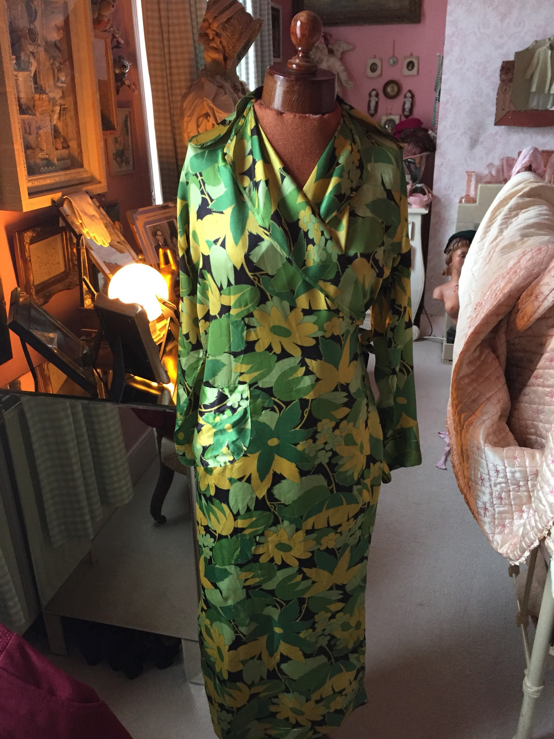 Image of Vibrant S/S Art Deco House Coat Dress Robe, in Satin With Amazing Yellow & Green Florals. Suitable For Uk Size ,  Or