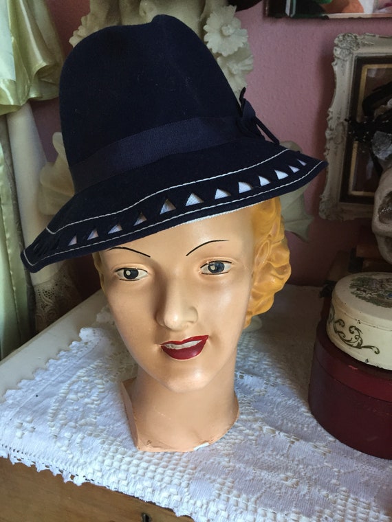1930s / 1940s Art Deco fedora with bow, in navy bl